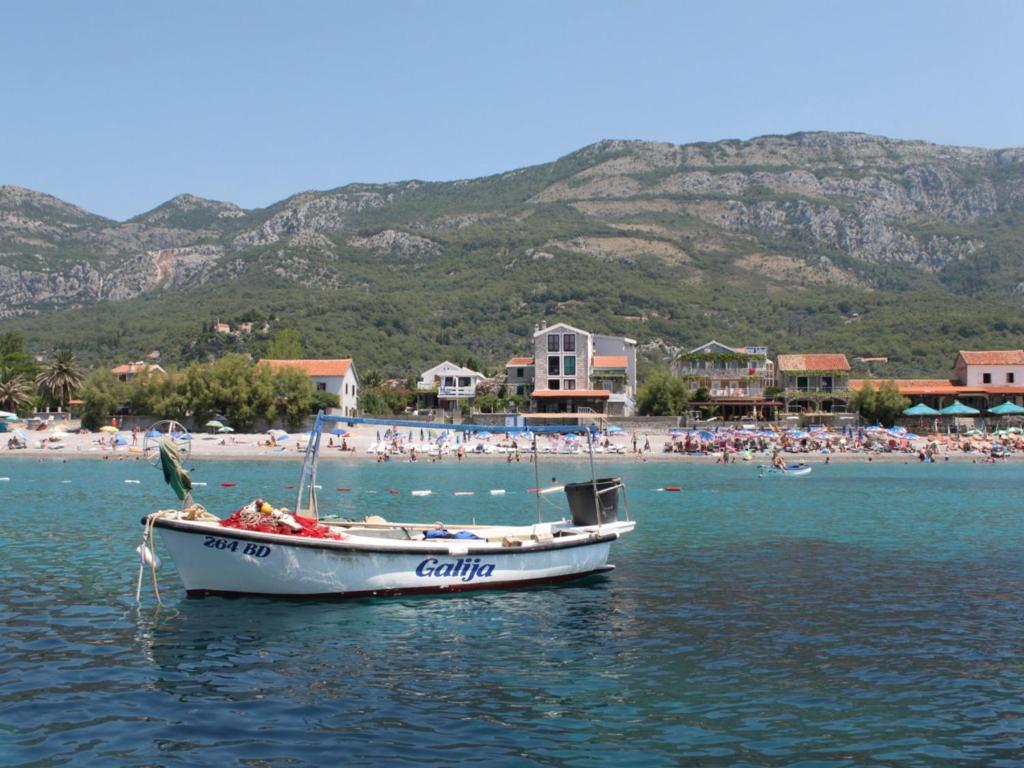 Apartments Galija Petrovac Екстер'єр фото